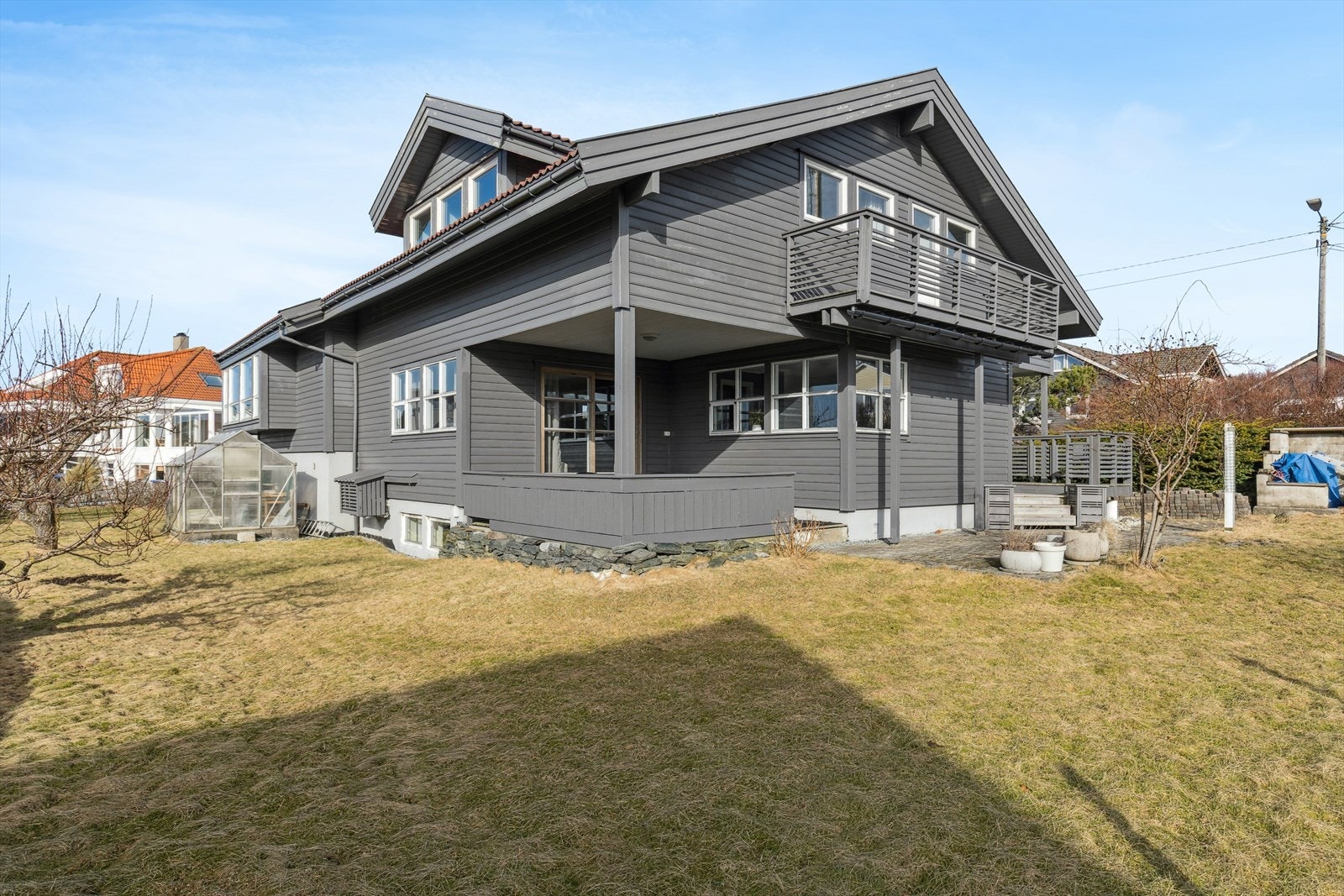 Stor og flat tomt - opparbeidet og lett å bruke for alle aldre. Galleribilde