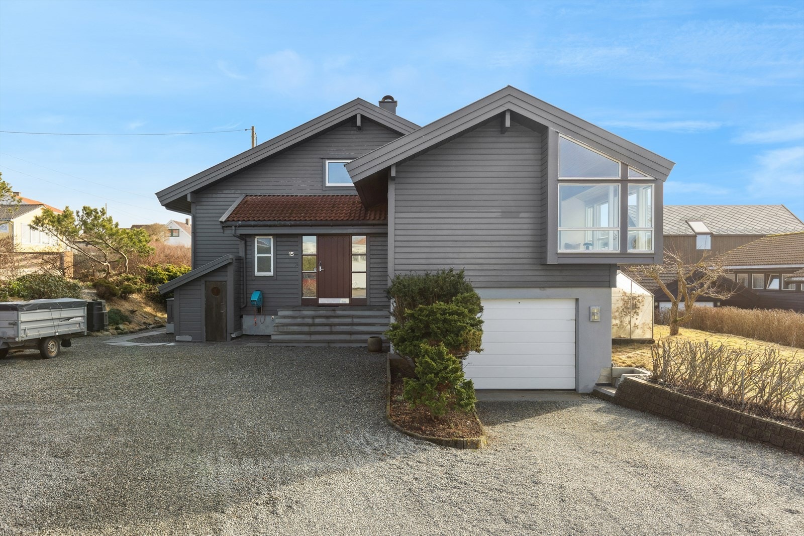 Velholdt enebolig med romslig gårdsrom og sykkelbod. Galleribilde