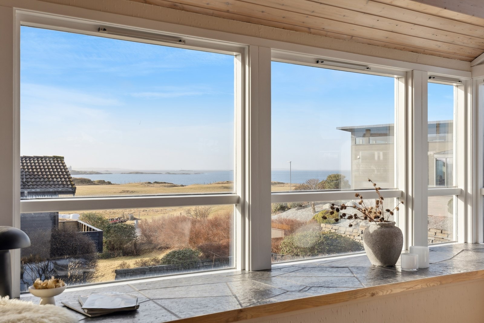 Herlig sjøutsikt og kyststien like nedenfor. Galleribilde