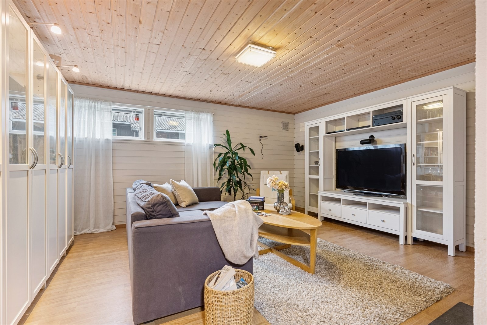 Stue i underetasje med god plass til møblering. Galleribilde