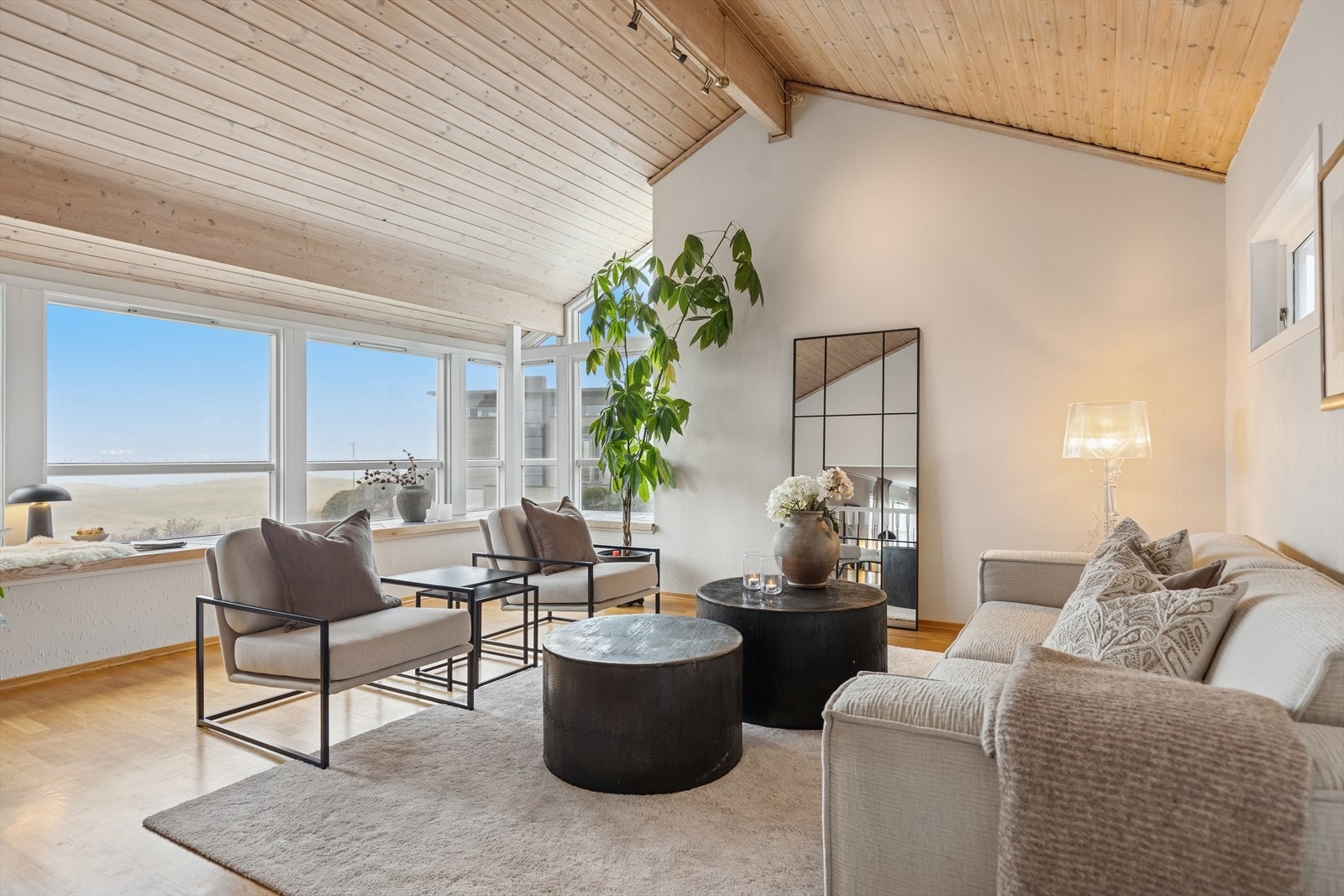 De store vindusflatene slipper inn rikelig med naturlig lys. Galleribilde