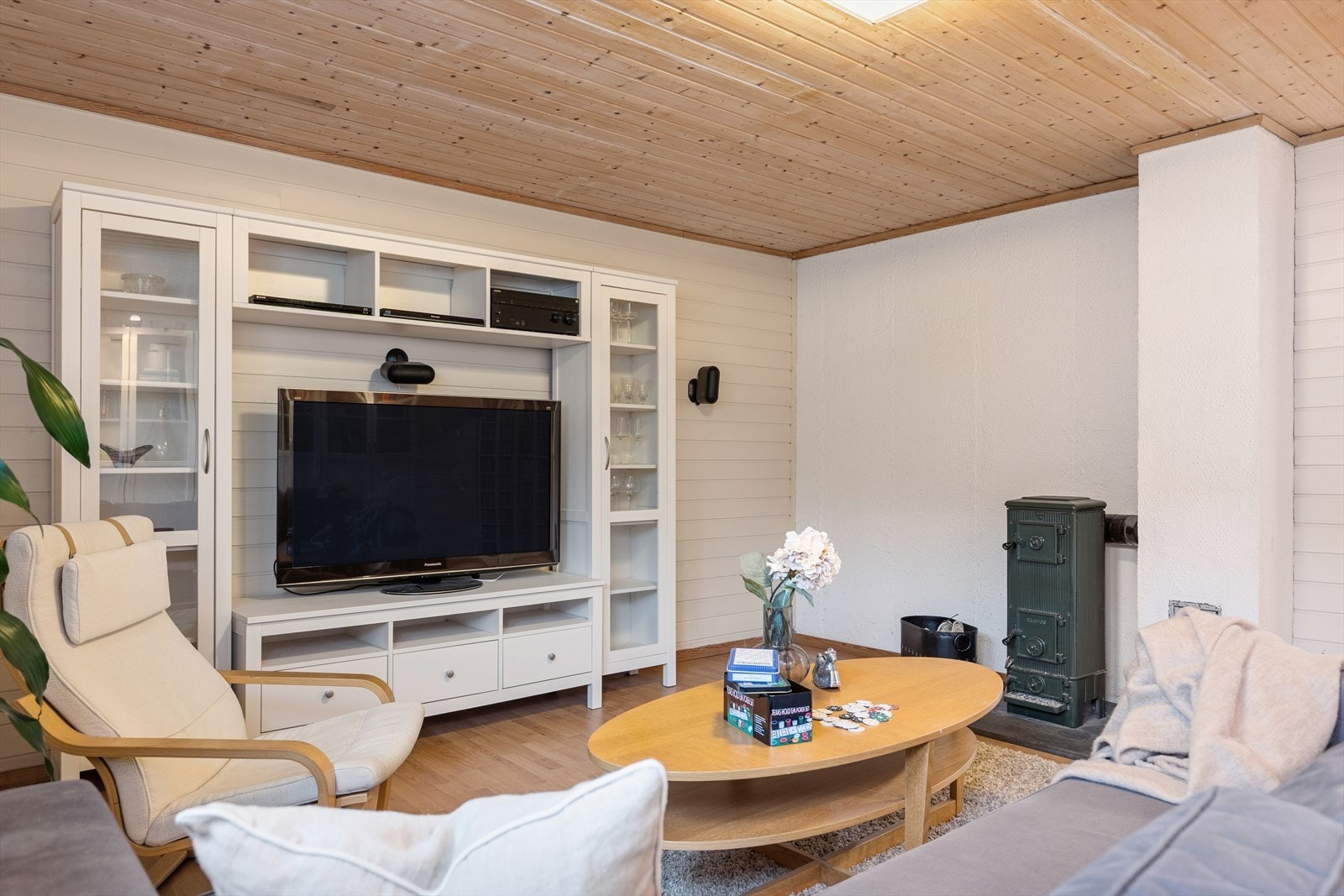 Fleksibel oppvarming enten via vedovn eller elektriske varmekabler i gulv. Galleribilde