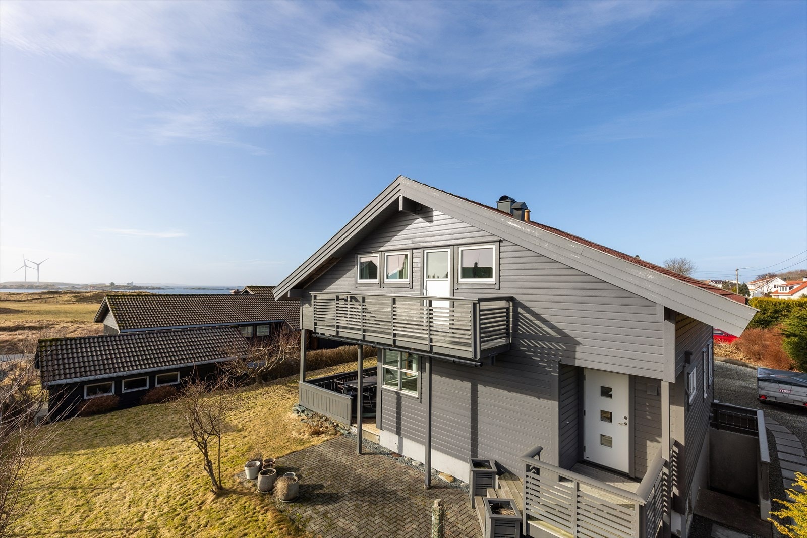 Den flotte kyststien går like nedenfor eiendommen, og gir enkel tilgang til sjøen og fine turmuligheter langs kysten. Galleribilde