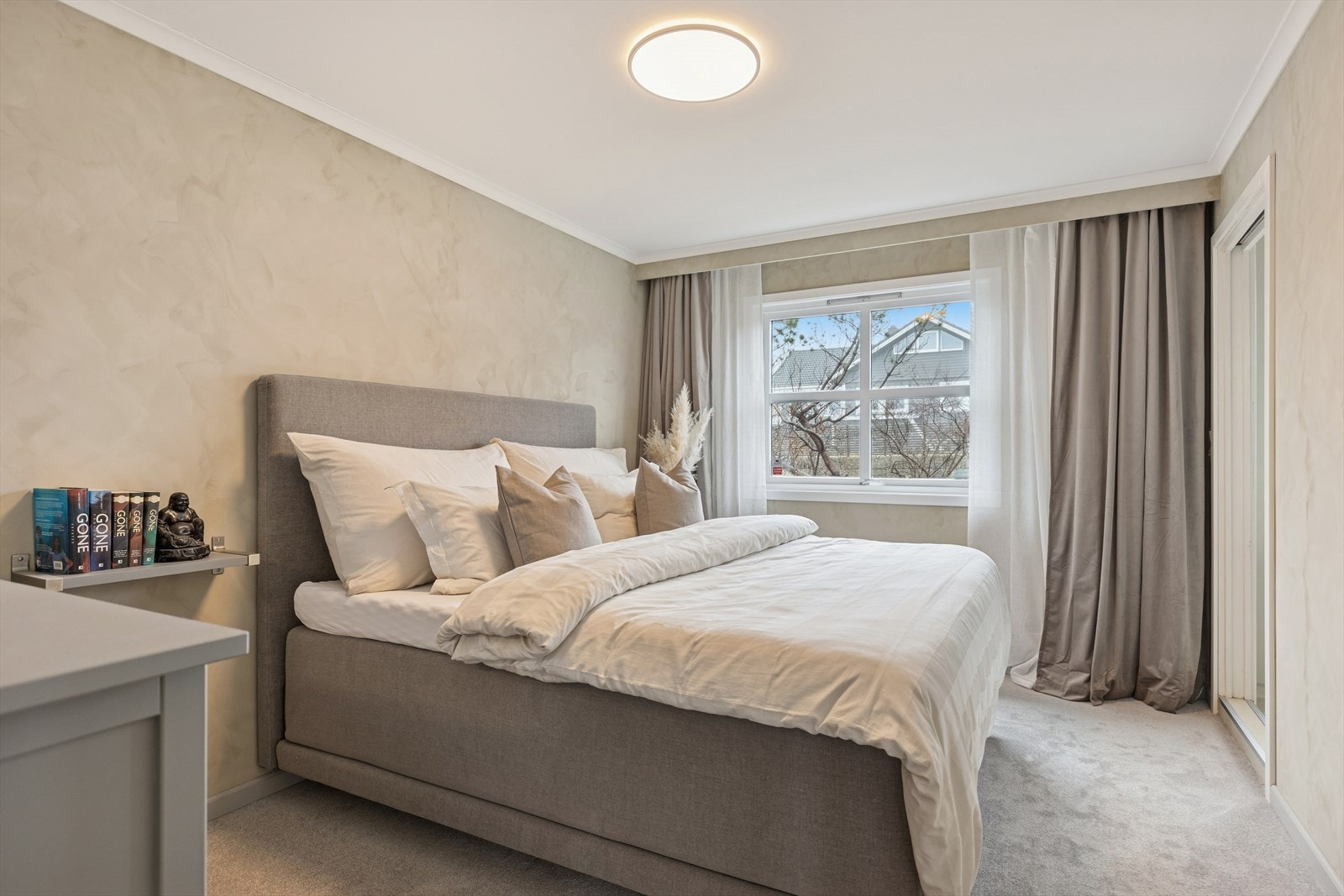 Flott soverom i 1. etasje med walk-in closet. Galleribilde