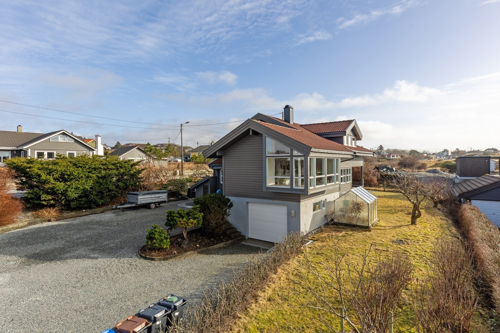 Eiendommen ligger i det attraktive Kvalsvik-området nord for Haugesund sentrum. Galleribilde