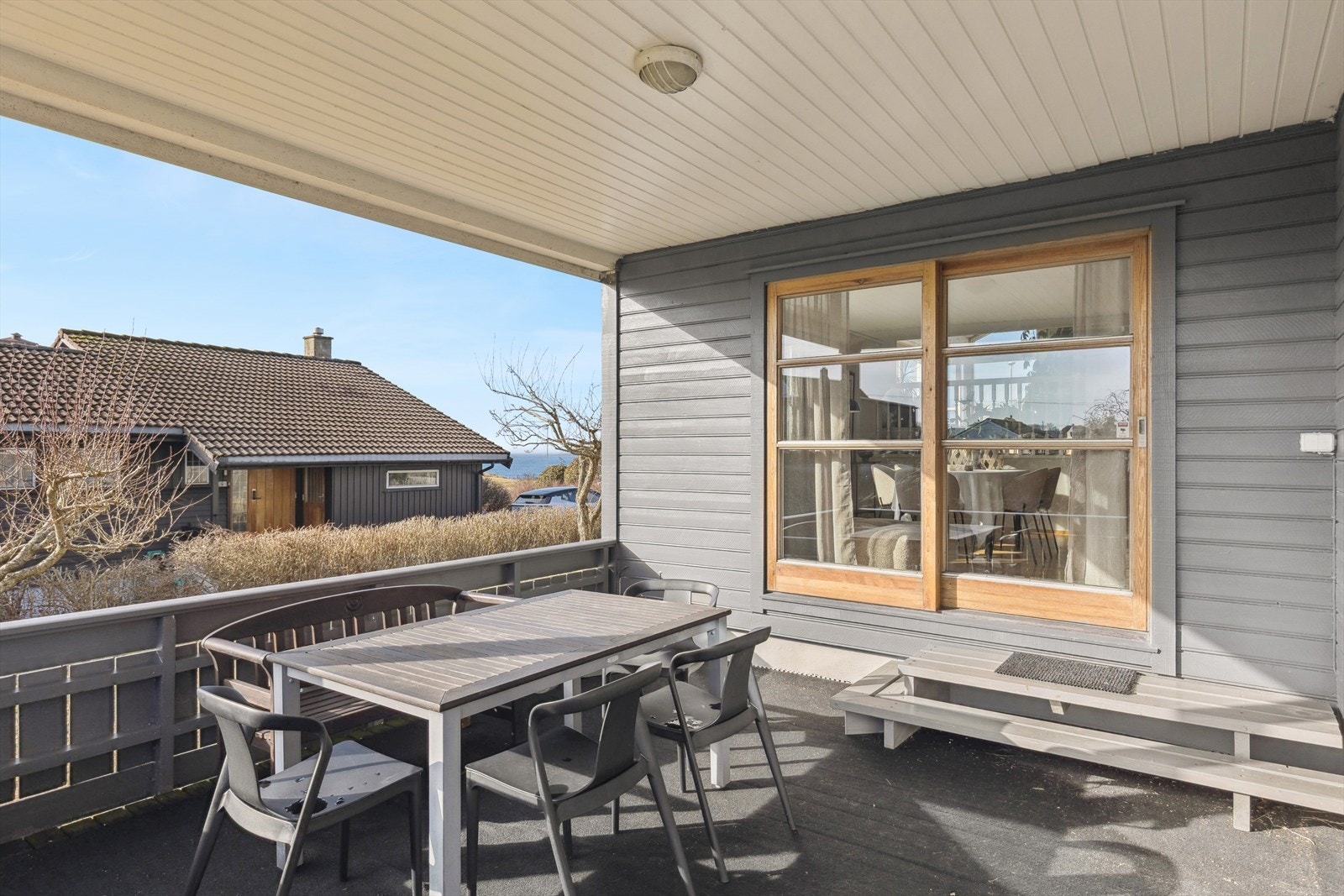 Utgang fra stuen til solrik og skjermet terrasse. Galleribilde