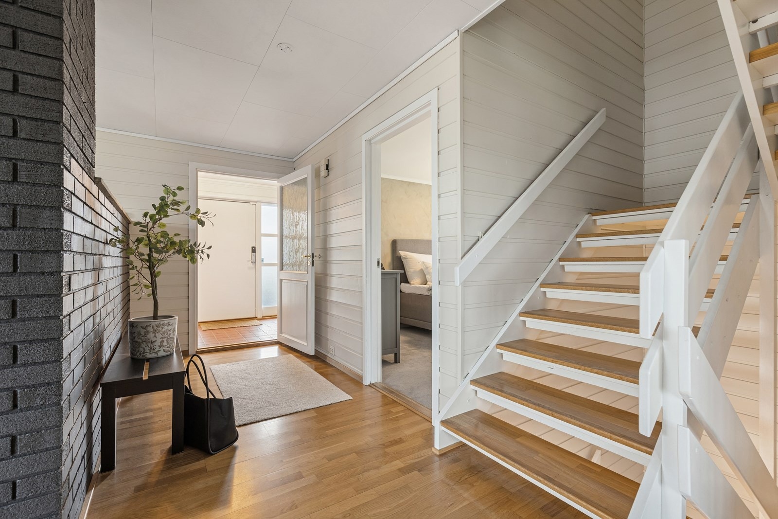 Huset har nymalte vegger og tak i de fleste rom. Galleribilde