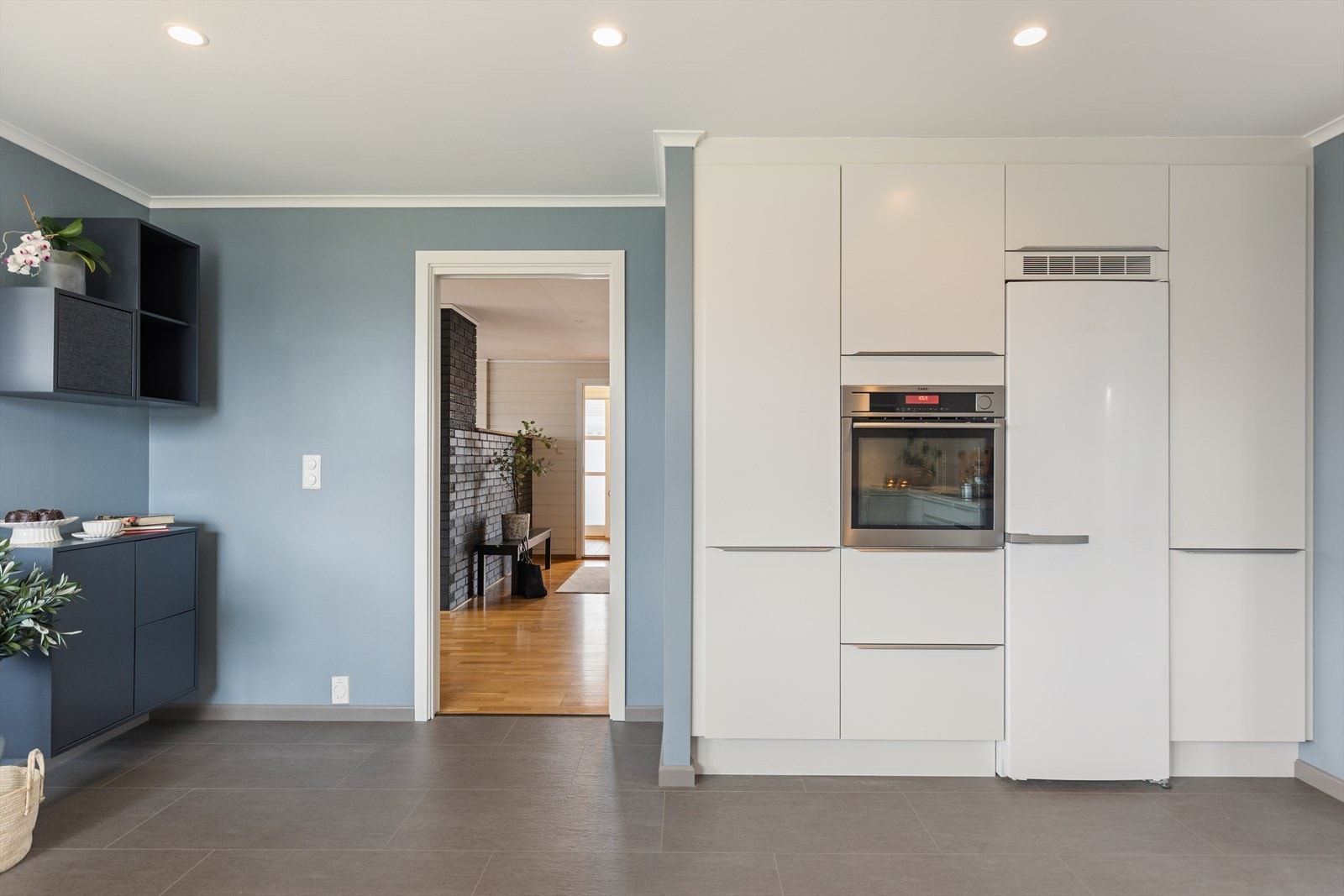 Det er kjøleskap, oppvaskmaskin, platetopp, stekeovn, vannstoppsystem og komfyrvakt. Kjøkkenventilator med avtrekk ut. Galleribilde