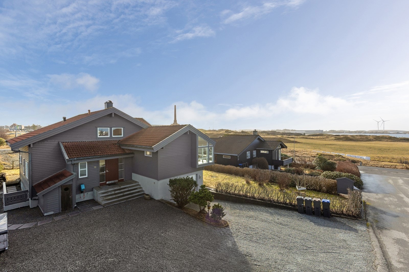 God plass til parkering på egen tomt og i garasje. Galleribilde