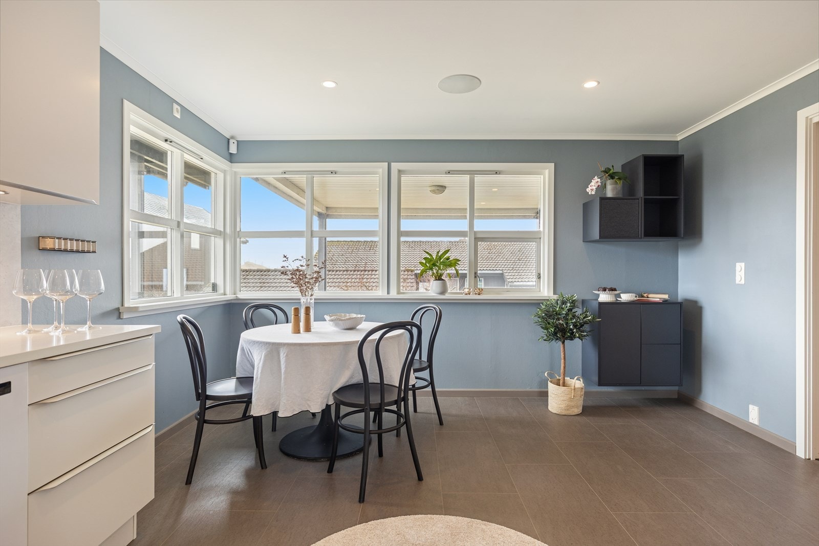 Lyst og moderne kjøkken og en koselig spiseplass ved vinduene. Varmekabler i gulv. Galleribilde