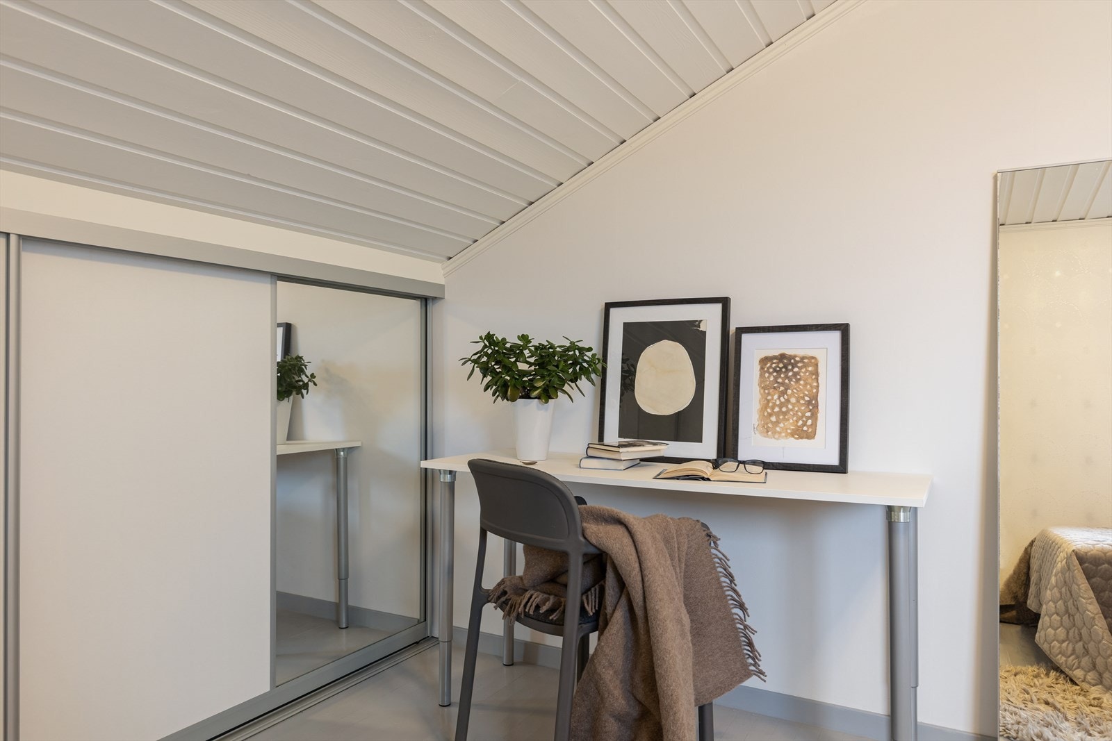 Praktisk skyvedørsskap som utnytter plassen maksimalt Galleribilde