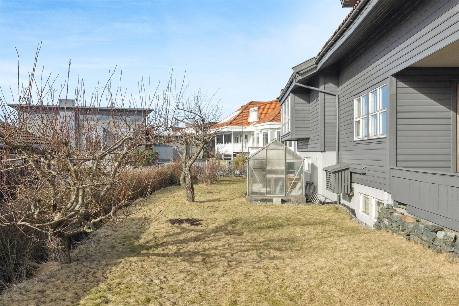 Gjennomført og flat tomt med gode bruksområder for hele familien. Drivhus. Galleribilde