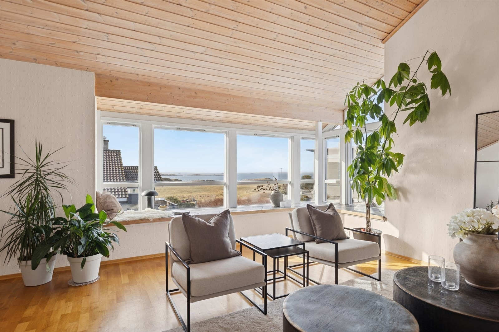 Lys og luftig stue med imponerende takhøyde. Galleribilde