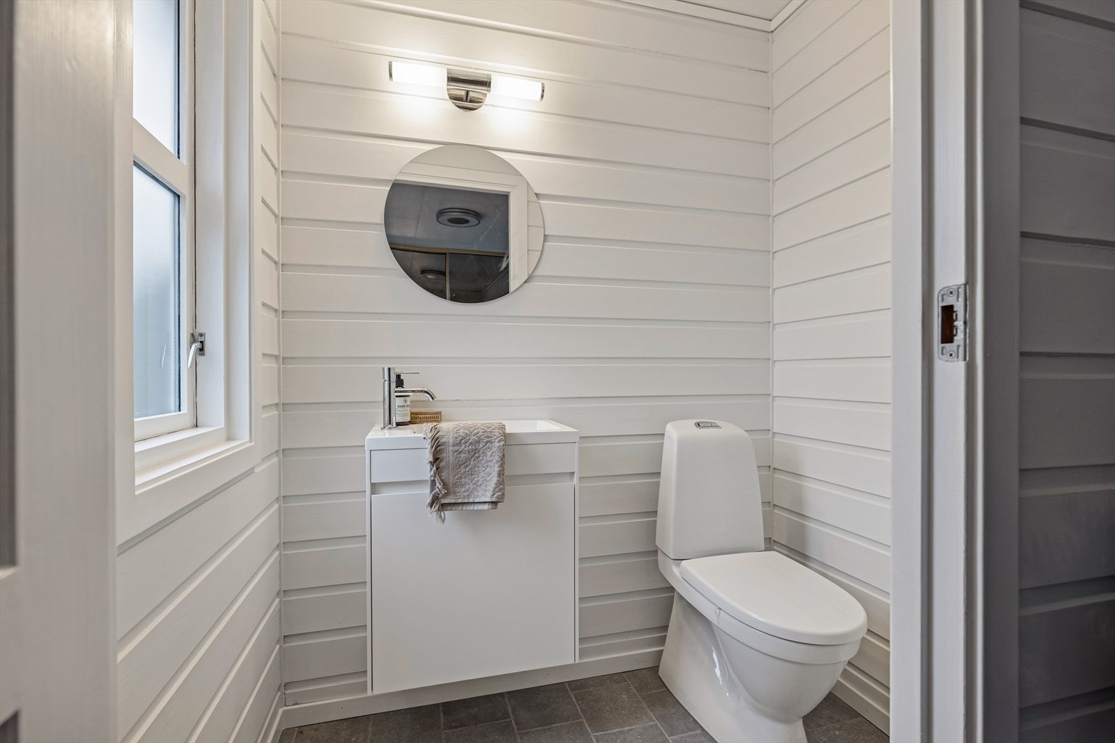 Gjeste-WC ved entrèen. Galleribilde