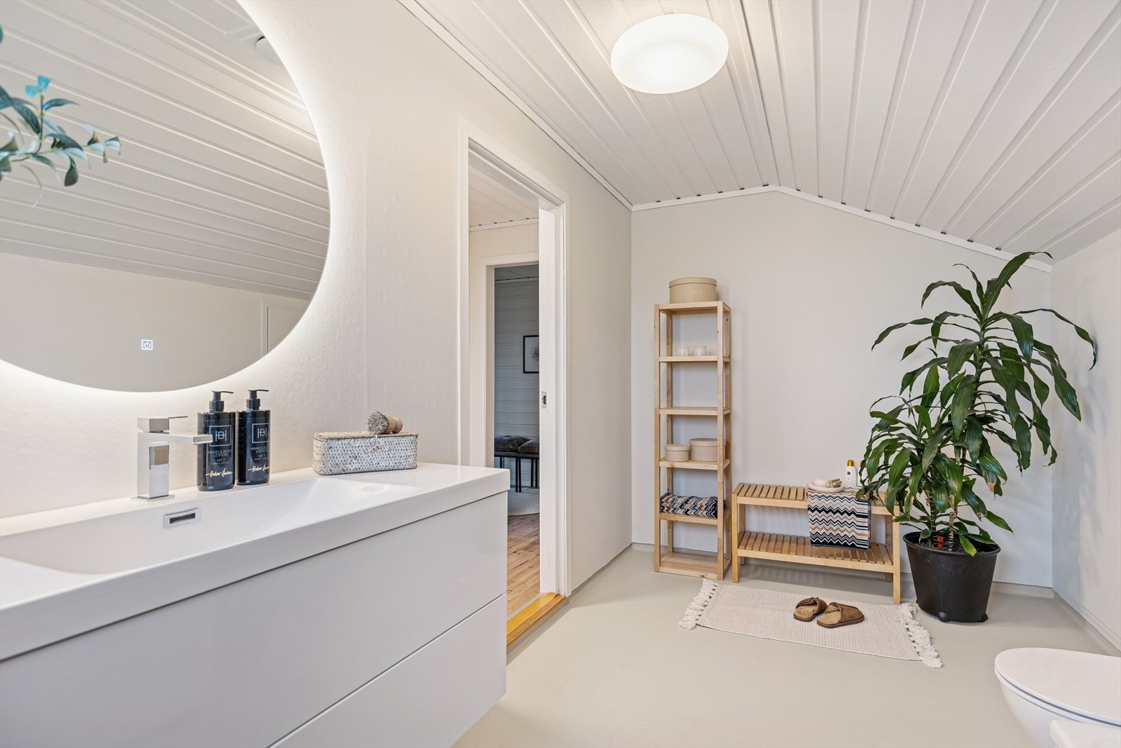 Lyst og flott bad i 2. etasje. Galleribilde