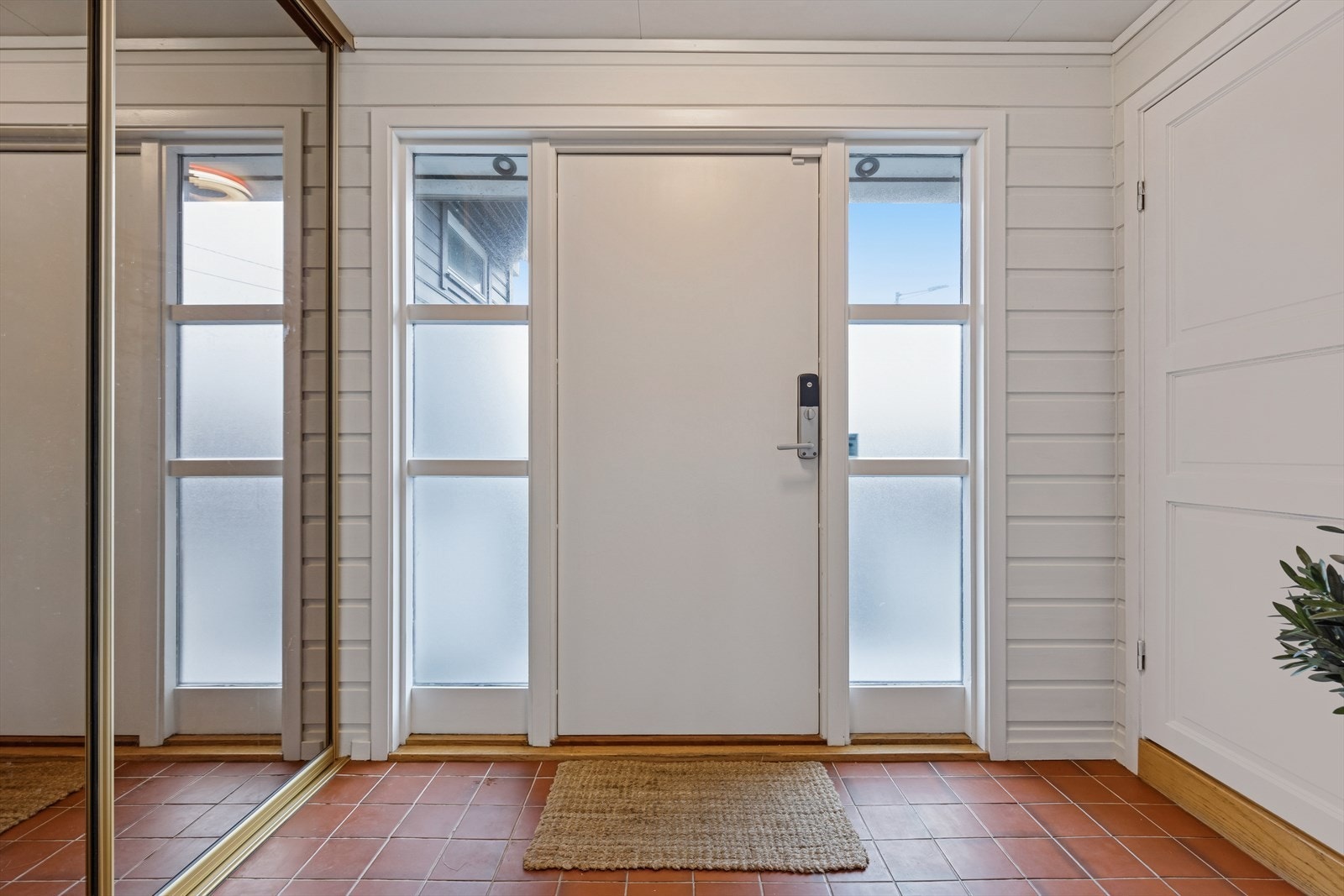 Stor entrè med praktisk skyvedørsgarderobe. Galleribilde