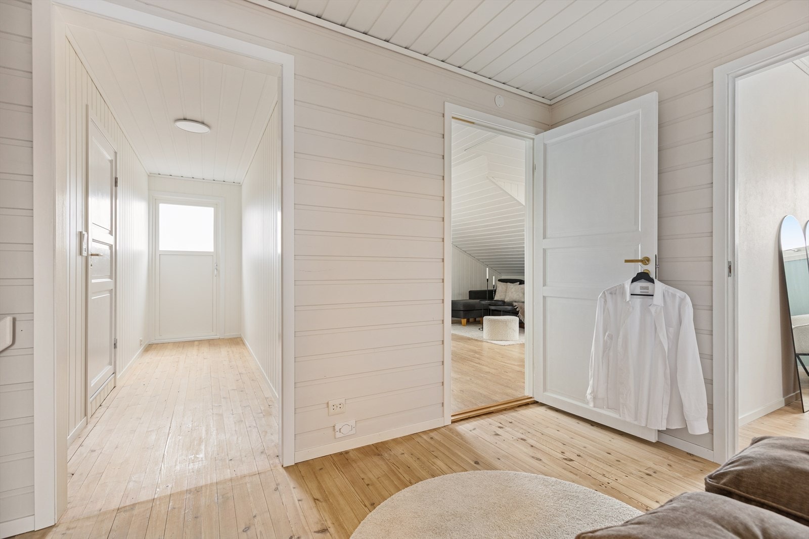 Luftig gang leder til romslige soverom, bad og balkong. Galleribilde