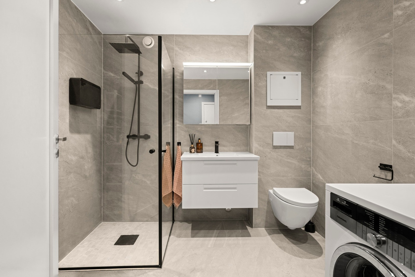 Badet er fra 2020 og har elektriske varmekabler og opplegg for vaskemaskin. Galleribilde