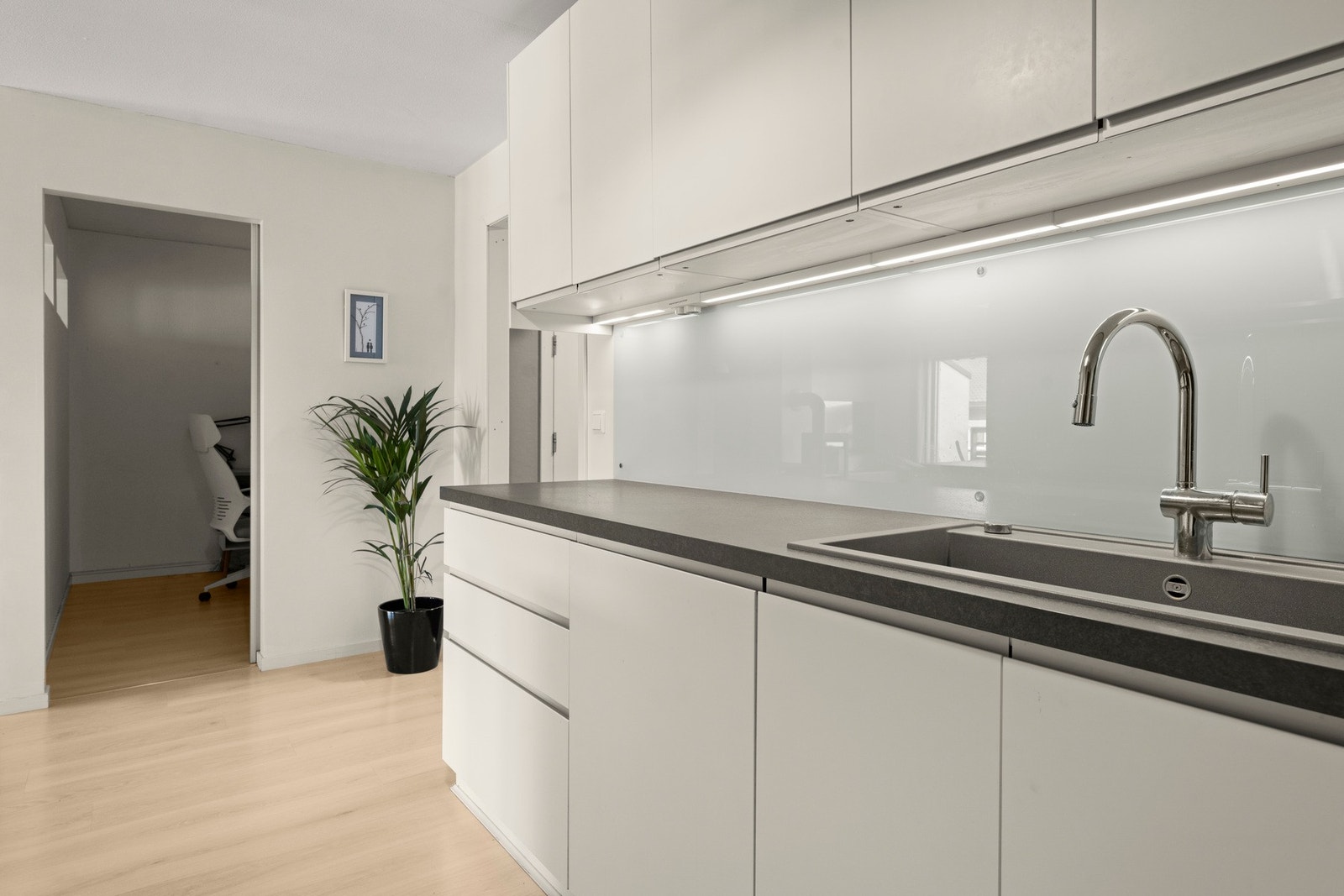 Det er oppvaskmaskin, komfyr, induksjonstopp og vannstoppsystem. Avsatt plass til kjøl/fryseskap, som også medfølger handelen. Galleribilde
