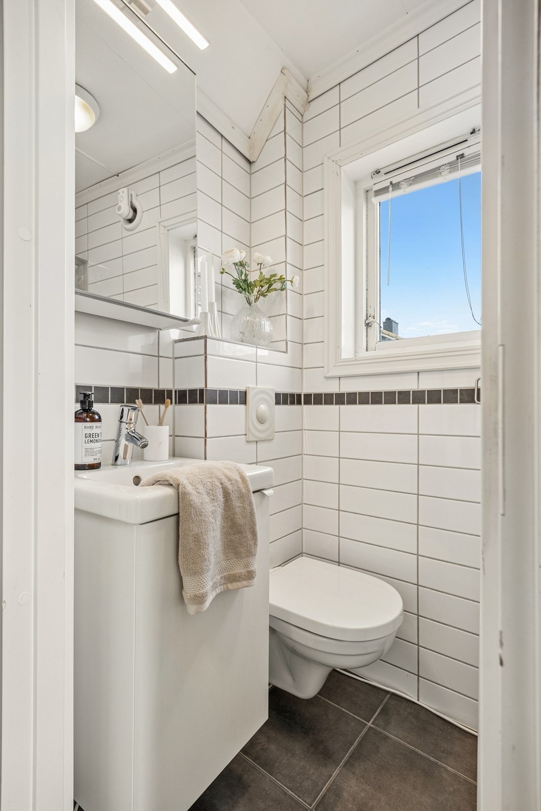 Her er det vegghengt toalett, ny baderomsinnredning og varme i gulvet. Galleribilde