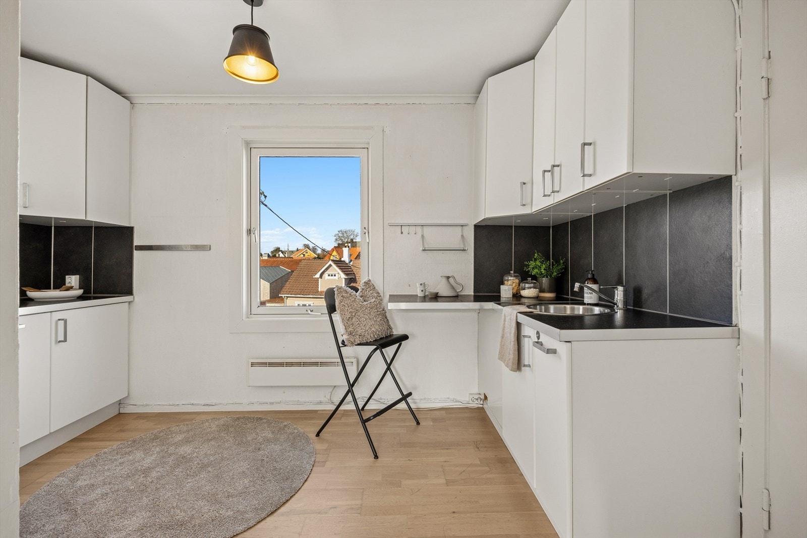 Praktisk kjøkken med innredning med glatte fronter og laminatbenkeplate. Galleribilde