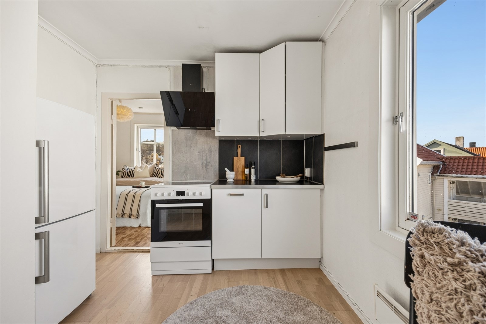 Kjøkkenet har frittstående hvitevarer og ny kjøkkenventilator med kullfilter. Galleribilde