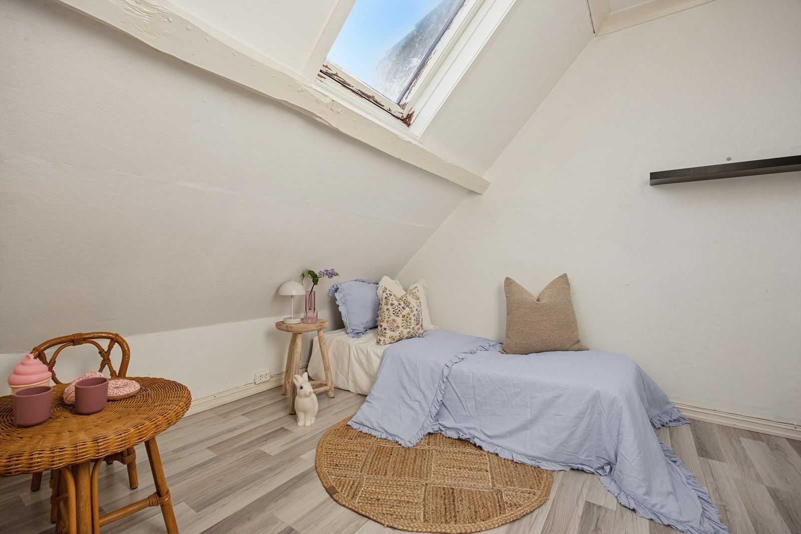 Leilighetens andre soverom passer godt som barnerom, gjesterom eller kontor. Galleribilde