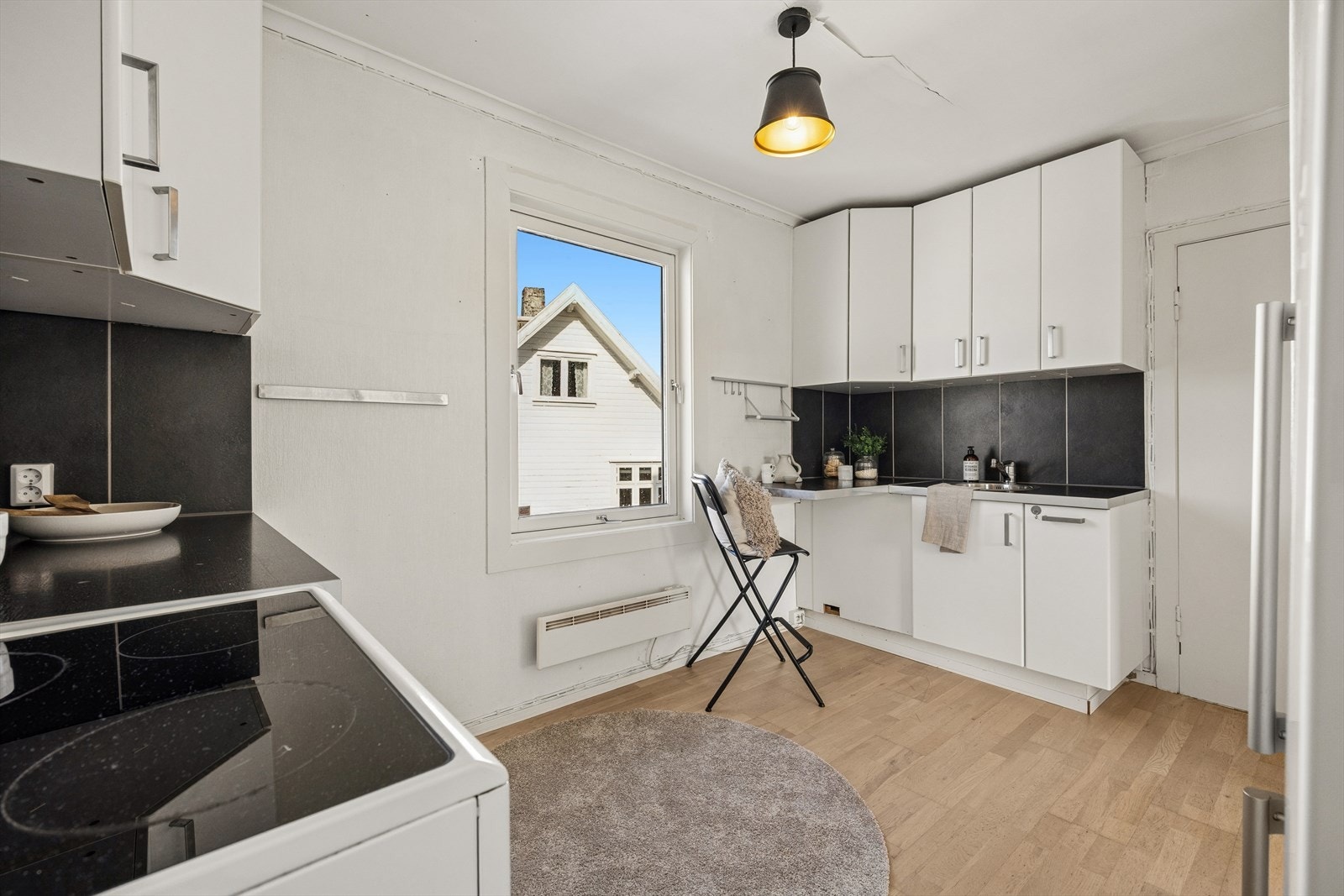 Det er klargjort for installasjon av oppvaskmaskin ved siden av vasken. Galleribilde