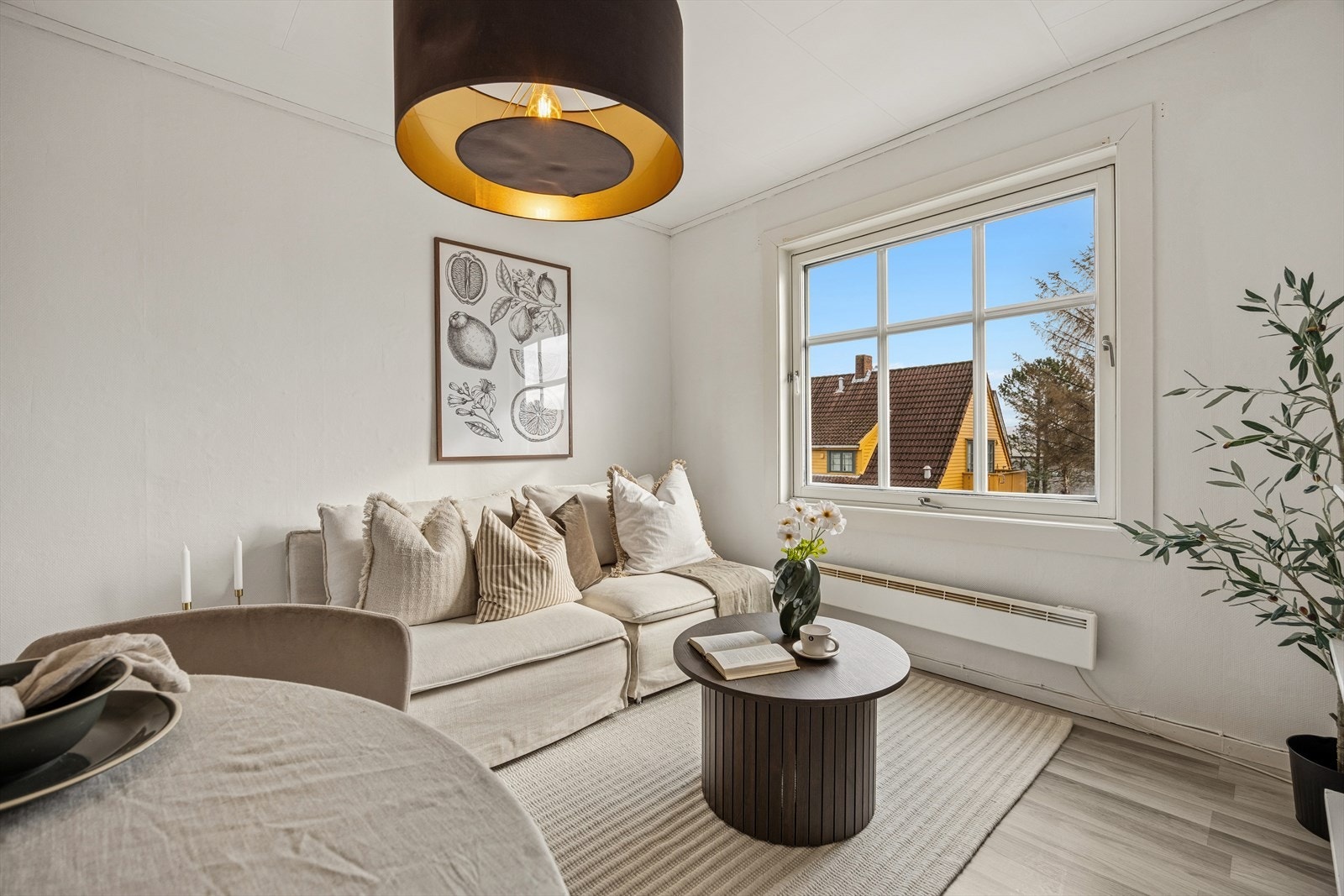 Toppleiligheten har en lys stue med plass til både sofagruppe og spisebord. Galleribilde