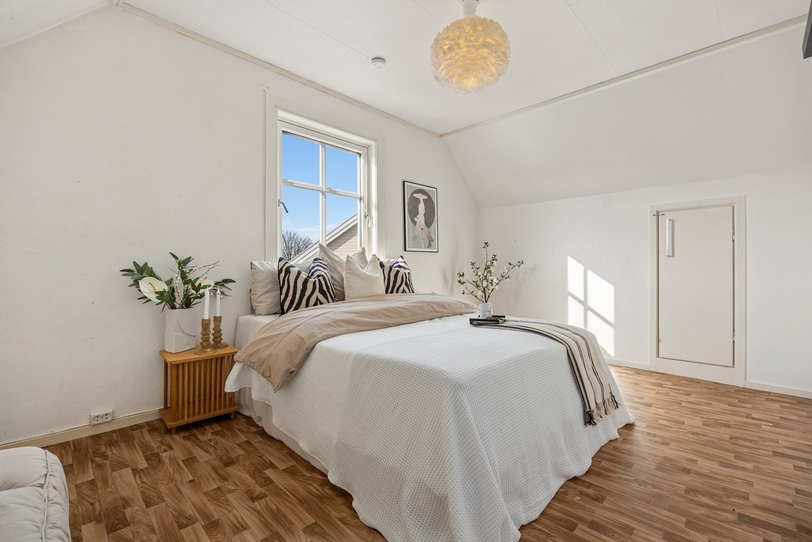 Rommet har en god atmosfære med lysmalte flater og laminatgulv. Galleribilde