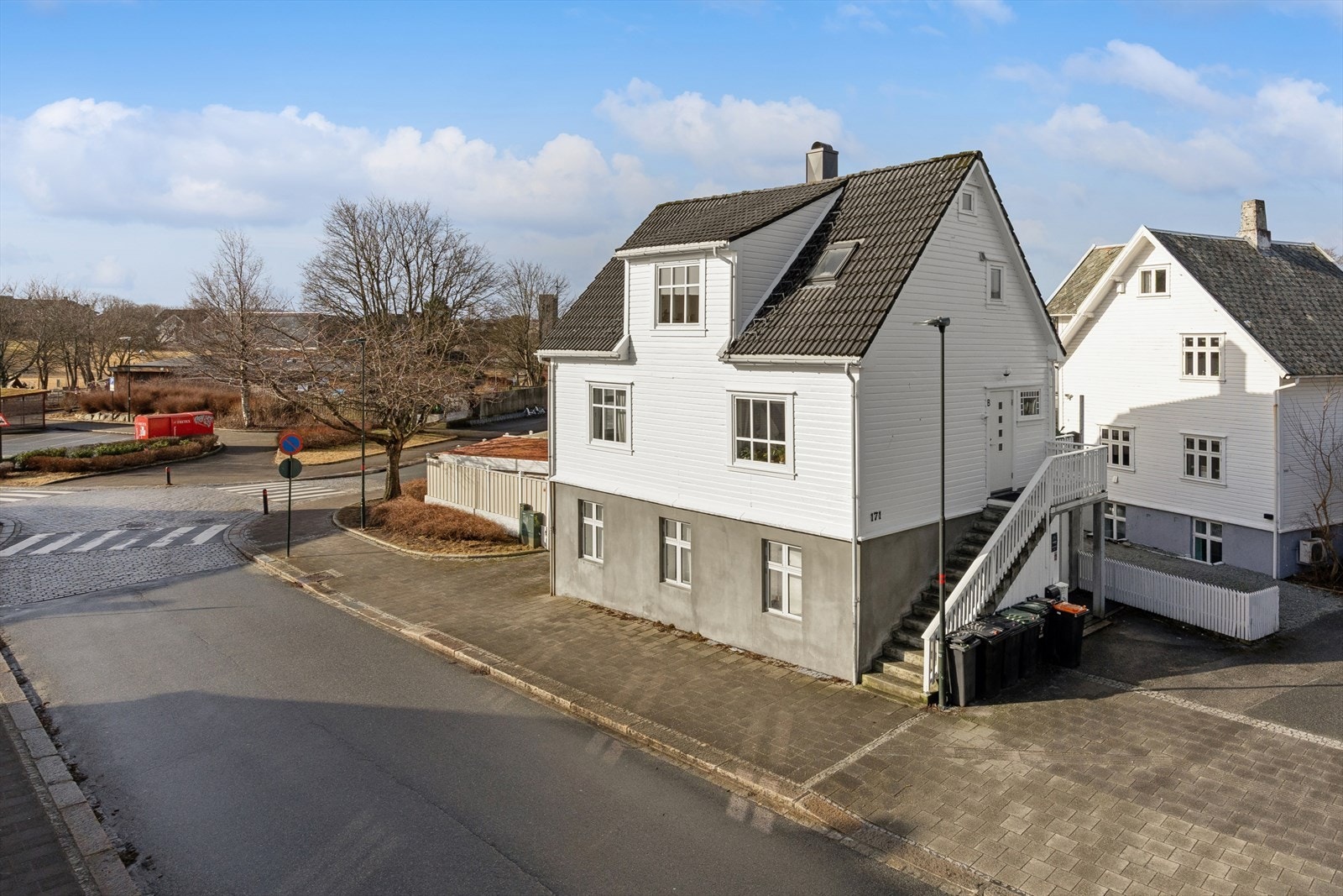 Eiendommen ligger sentralt til, med gangavstand til sentrum og kort vei til turområder. Galleribilde