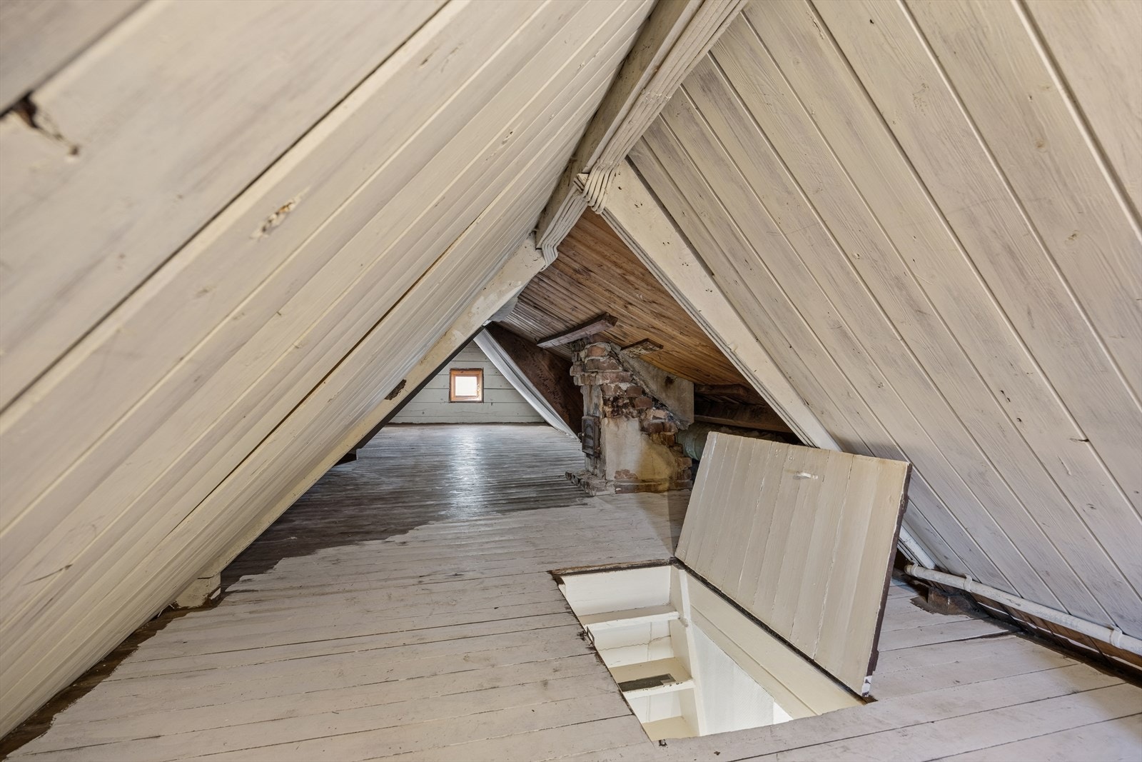 Et romslig lagringsloft gir rikelig med plass for oppbevaring. Galleribilde