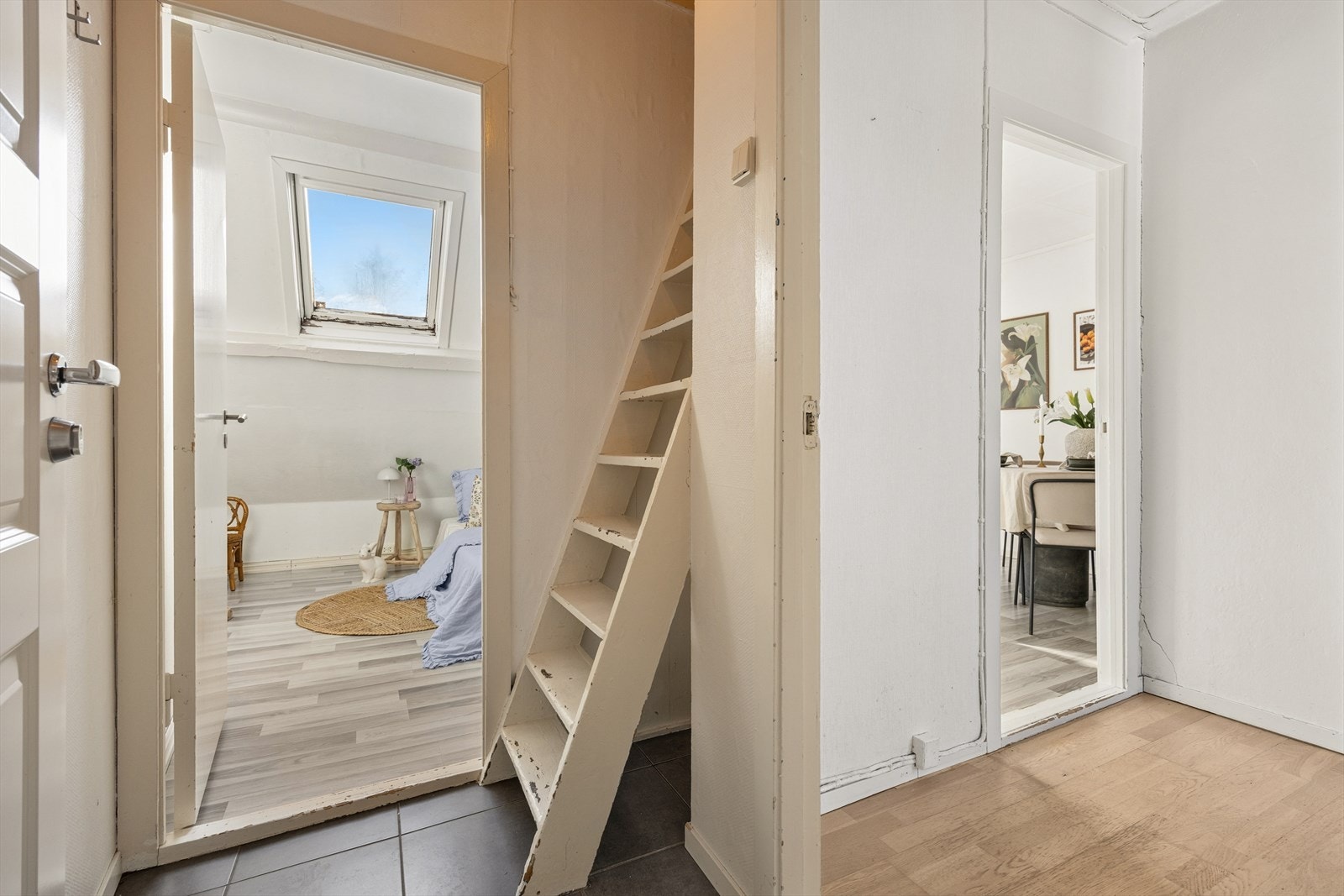 Fra gangen er det adkomst til lagringsloftet via stige. Galleribilde
