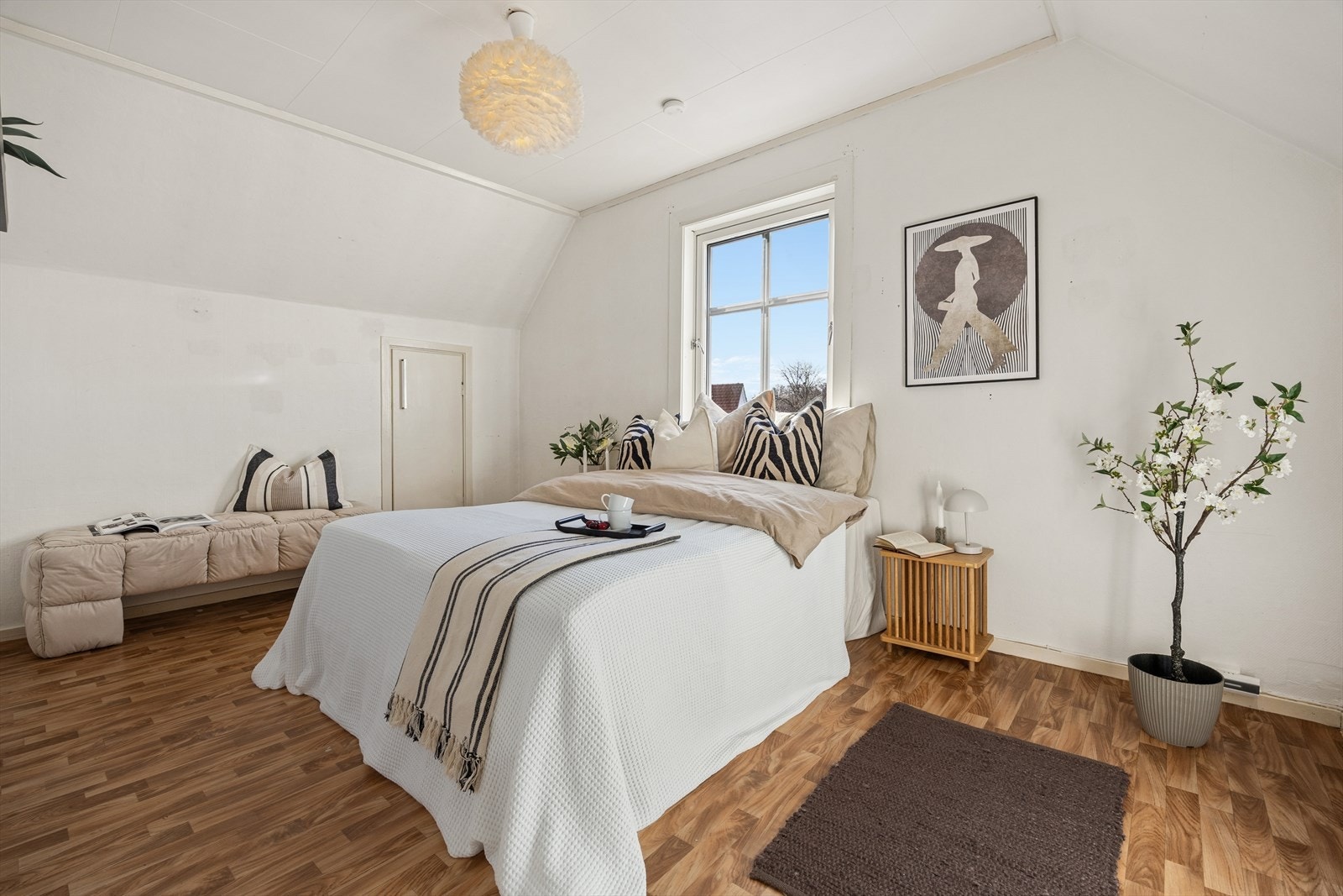 Hovedsoverommet er romslig og har plass til dobbeltseng og oppbevaringsmøbler. Galleribilde