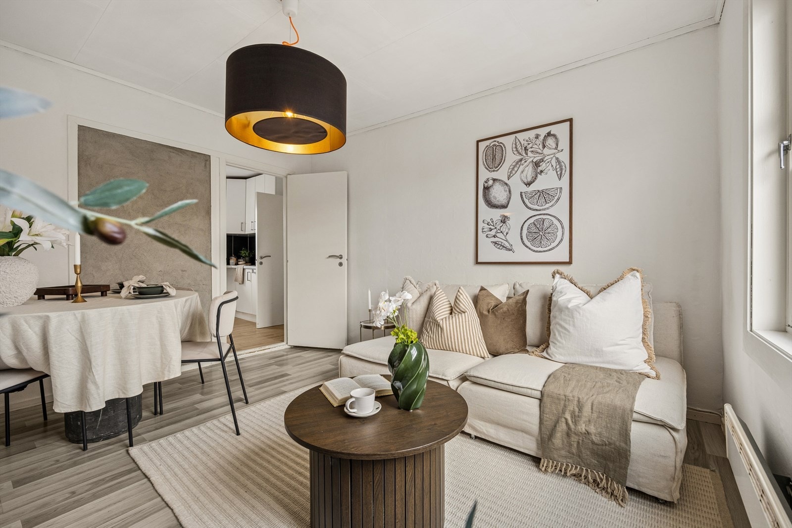 Fra stuen er det åpen tilgang til kjøkkenet, noe som gir en sosial romfølelse. Galleribilde