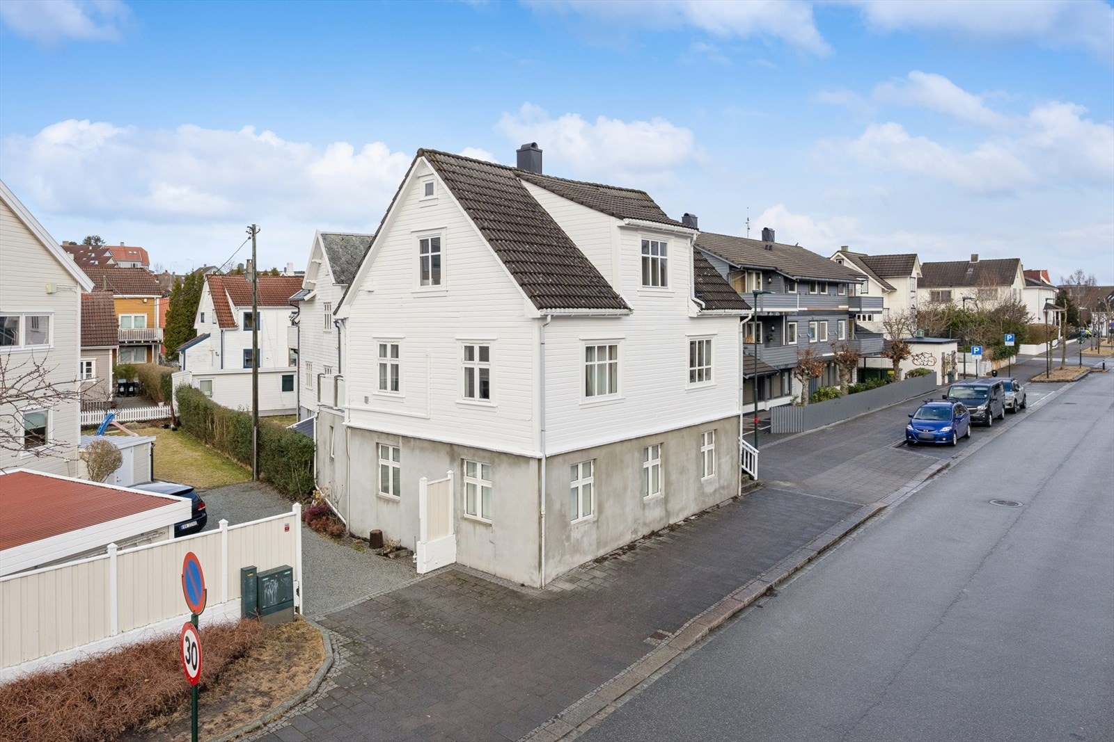 Gode parkeringsmuligheter i gaten og busstopp like ved gjør hverdagslogistikken enkel. Galleribilde