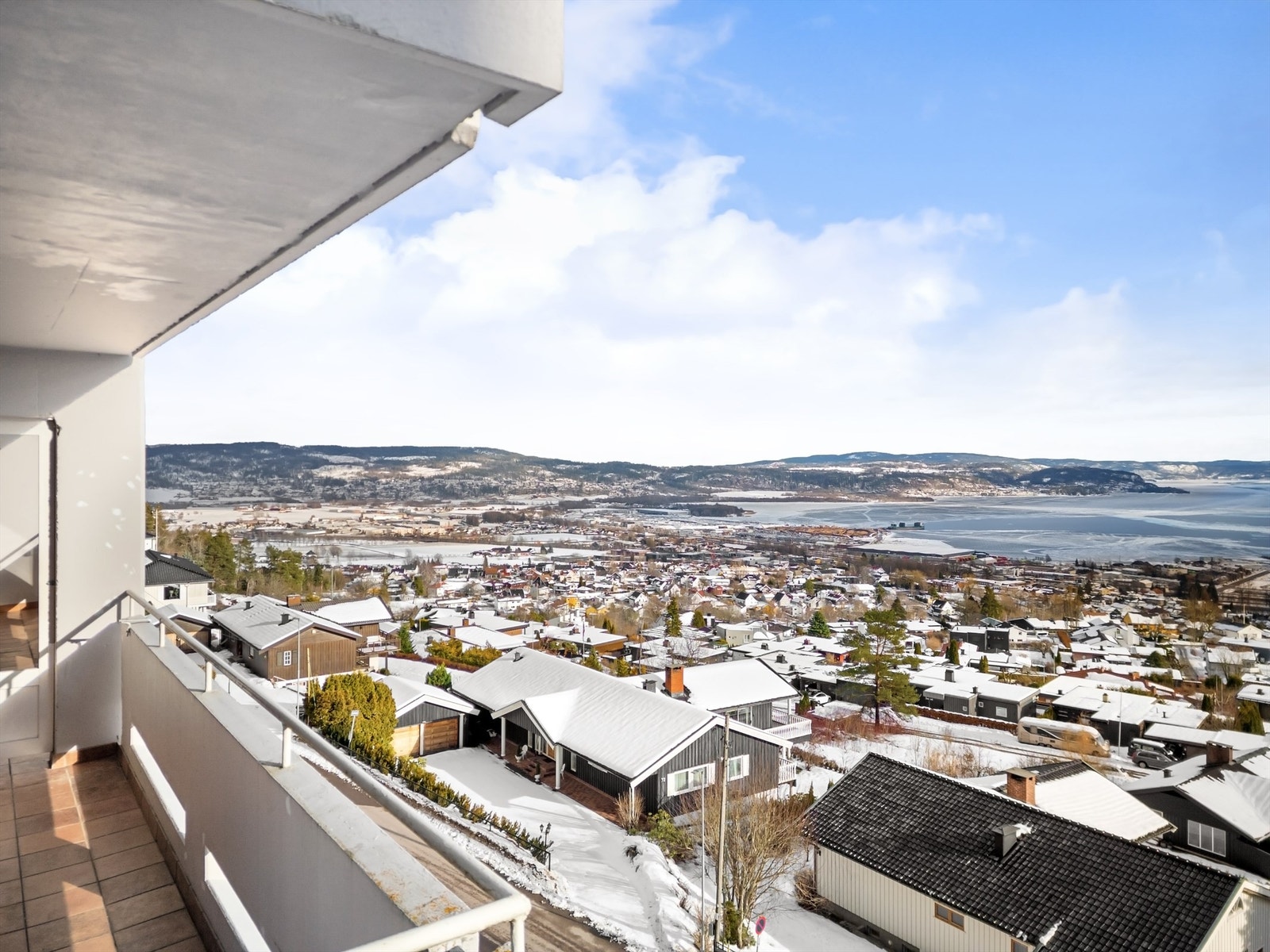 Overbygd balkong med fantastisk og vidstrakt utsikt over Lier dalene og Drammensfjorden Galleribilde