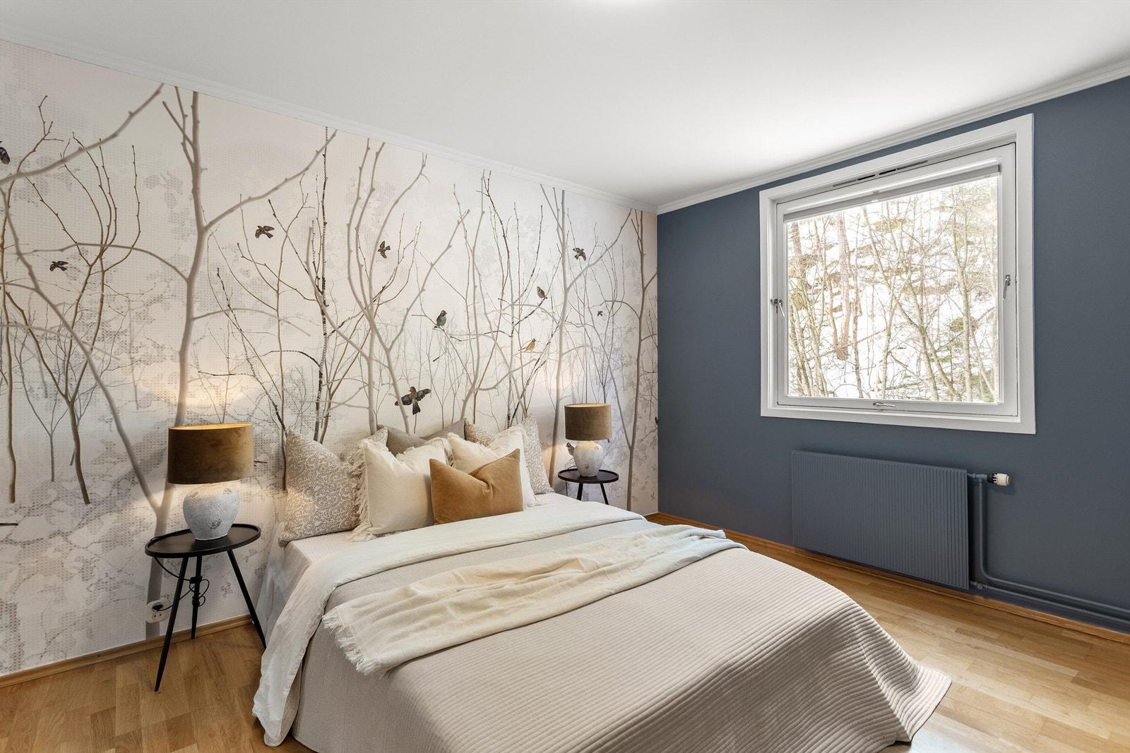 Soverom 1 med oppvarming via radiatorer med vannbåren varme Galleribilde