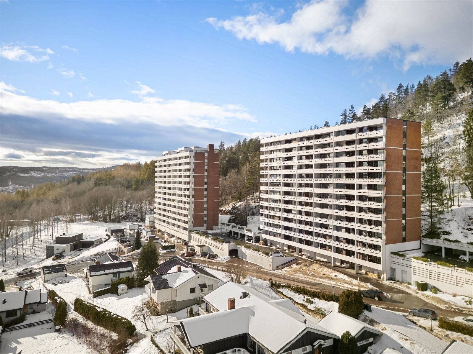 En parkeringsplass i felles garasjeanlegg Galleribilde
