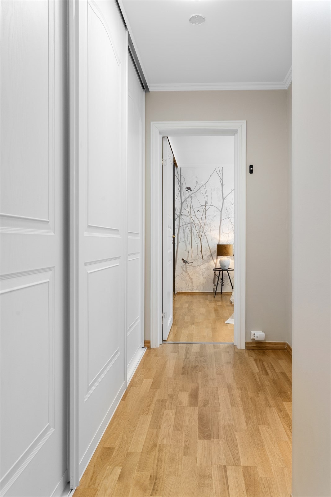Gang til soverom og ett av badene har praktisk oppbevaringsmulighet i skyvedørsgarderobe. Galleribilde
