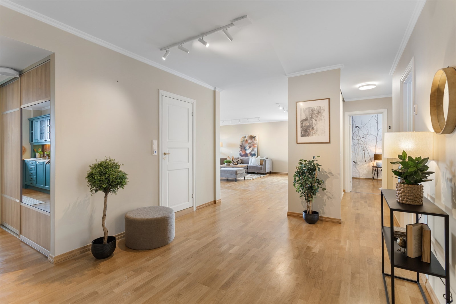 Romslig hall/gang med skyvedørsbarderobe. Galleribilde