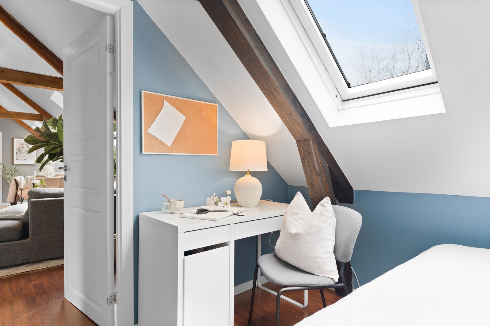 Rikelig med plass til oppbevaring eller ulike garderobeløsninger. Galleribilde