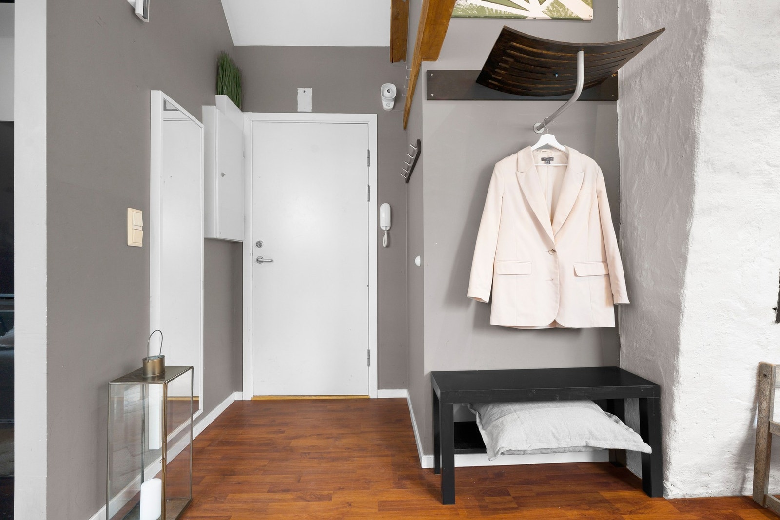 Innbydende entrè med plass til oppbevaringsløsninger og oppheng til yttertøy. Galleribilde