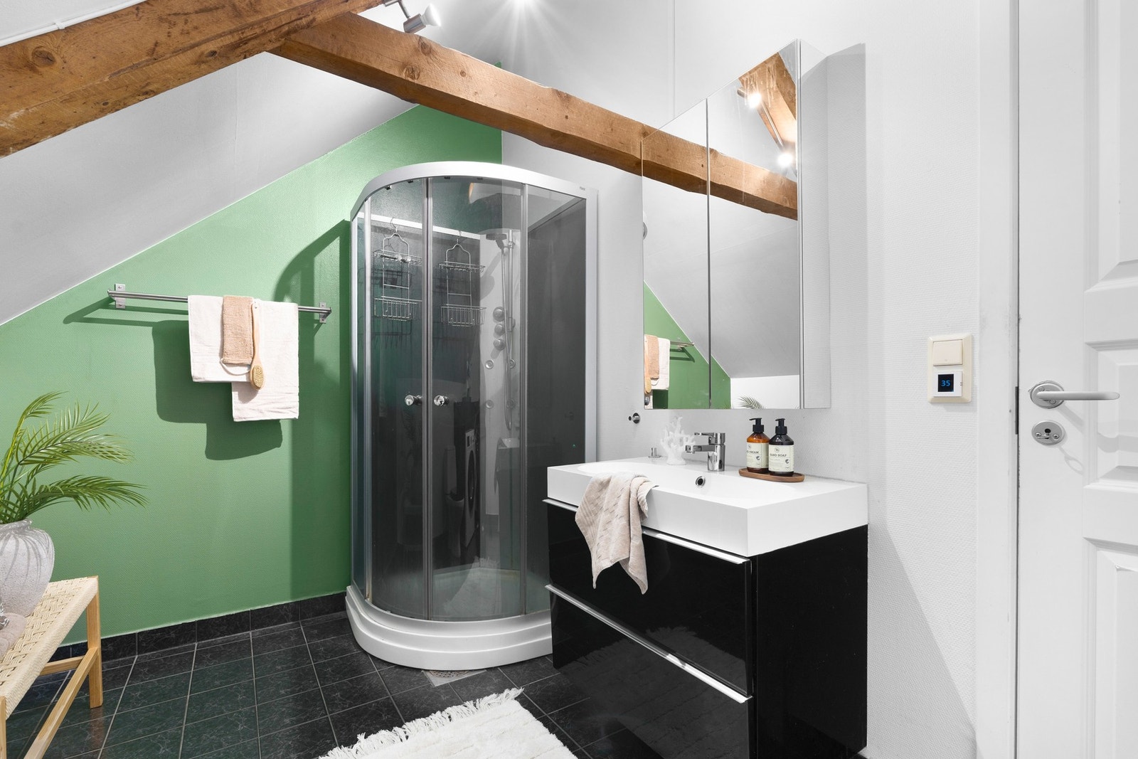 Badet har flislagt gulv med behagelig gulvvarme. Galleribilde