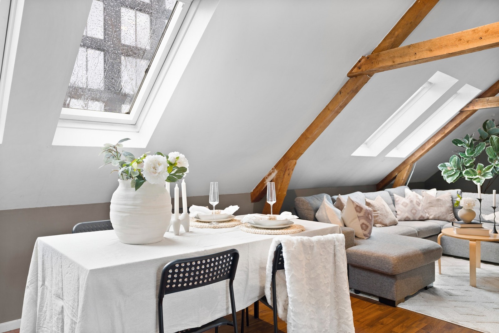 God plass til langbord, perfekt for sosiale sammenkomster med venner og familie. Galleribilde