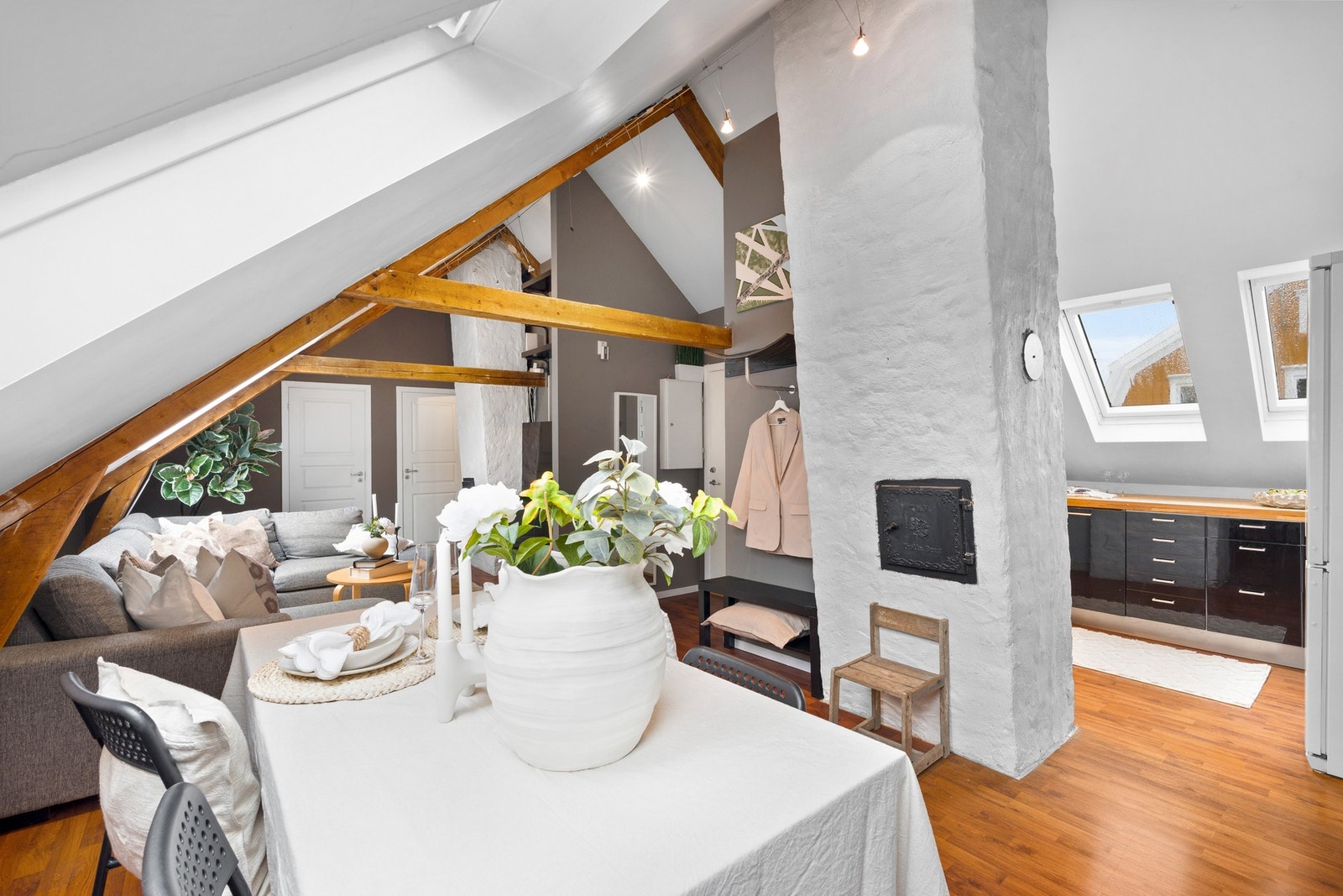 Særpreget selveier i toppetasje med sentral beliggenhet. Galleribilde