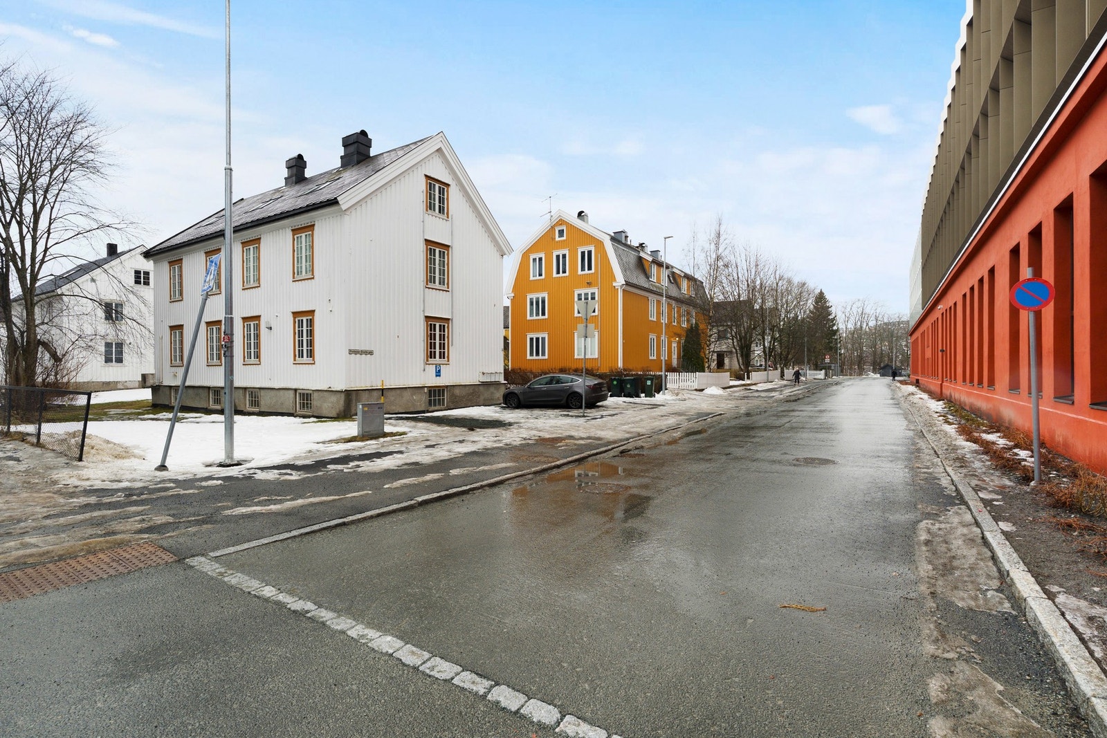 En rolig spasertur unna finner man Studentersamfundet, og like over broen har man Midtbyen med bl.a. populære Marinen, vakre Nidarosdomen, Kino og Trondheim sentrum med sitt yrende folkeliv. Galleribilde