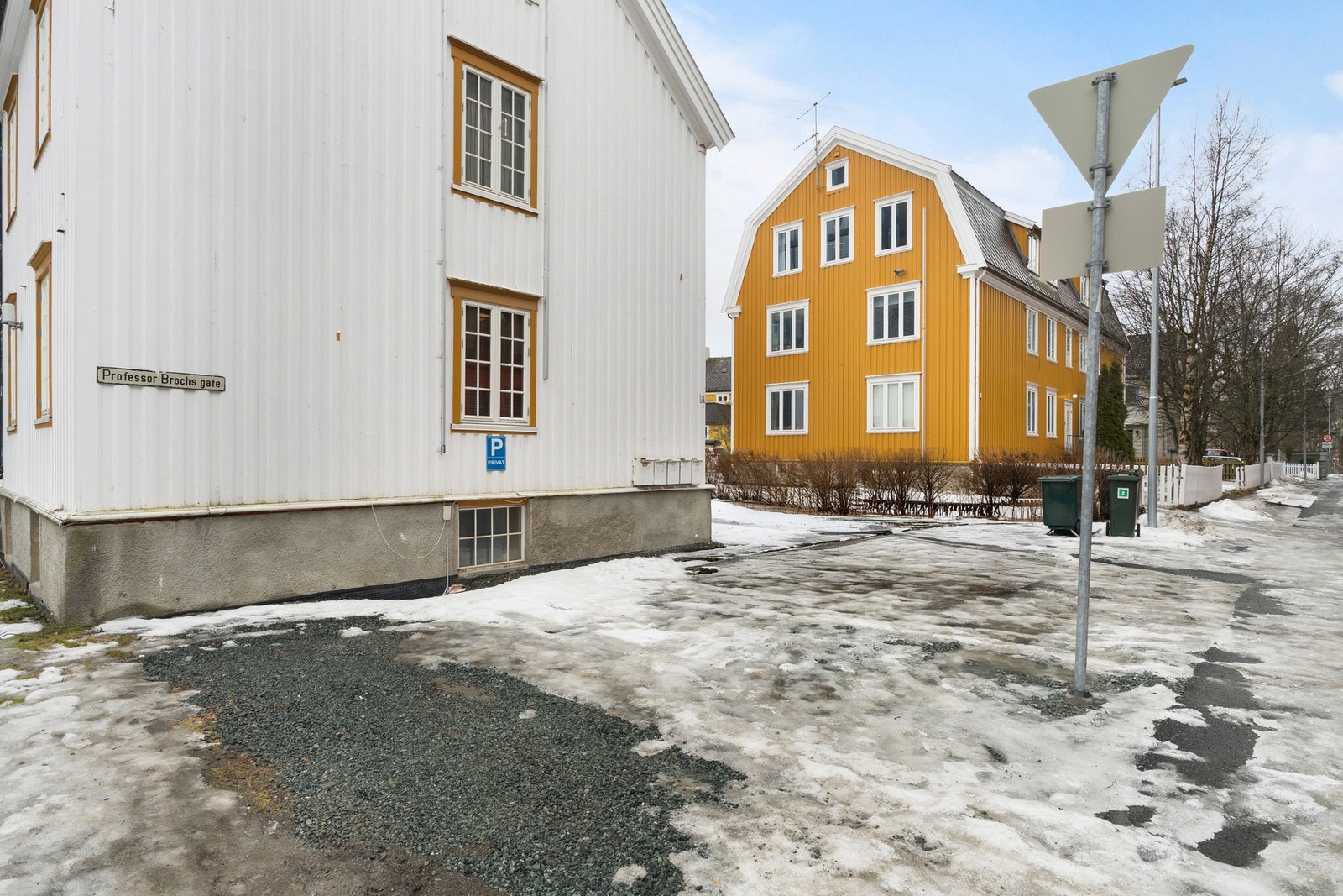 Leiligheten disponerer en egen parkeringsplass på felles utendørs biloppstillingsplass. Galleribilde