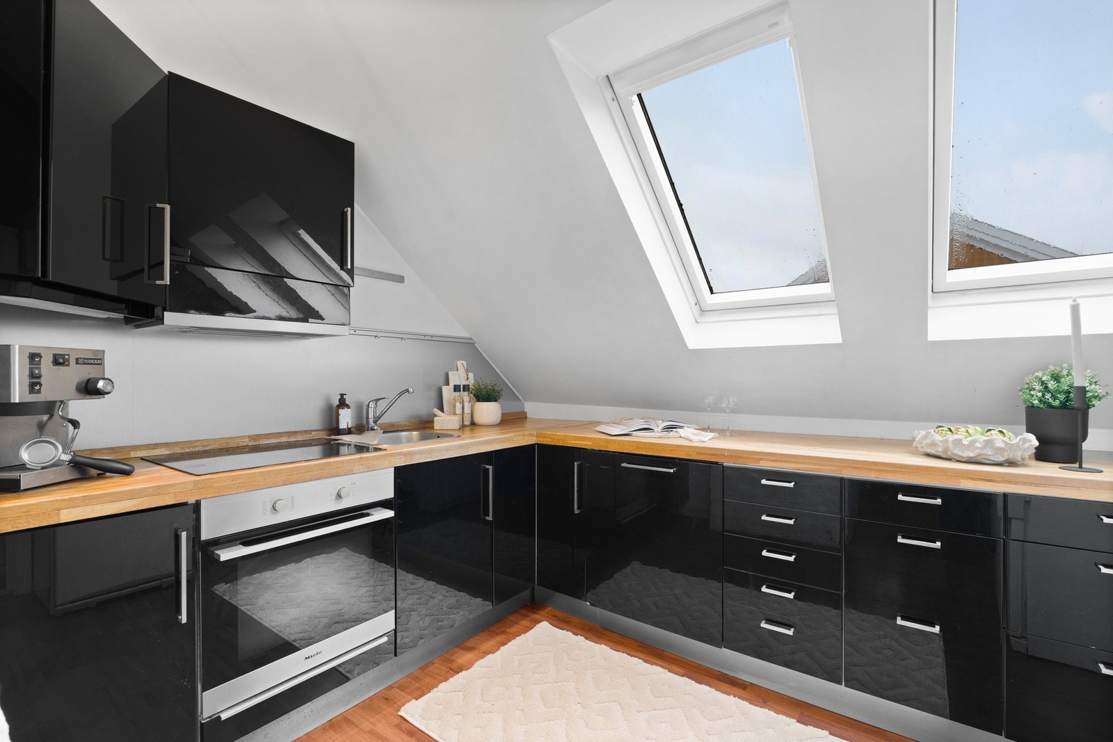 Pent og moderne kjøkken med rikelig skap- og benkeplass. Galleribilde