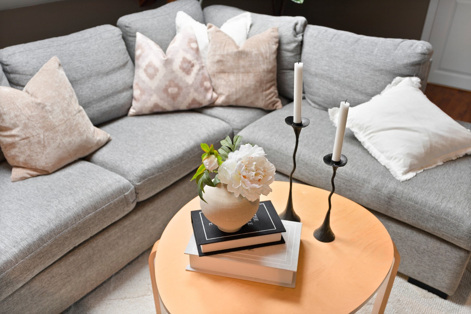 Luftig stue- og kjøkkensone i en delvis åpen løsning på hele 30 m². Galleribilde